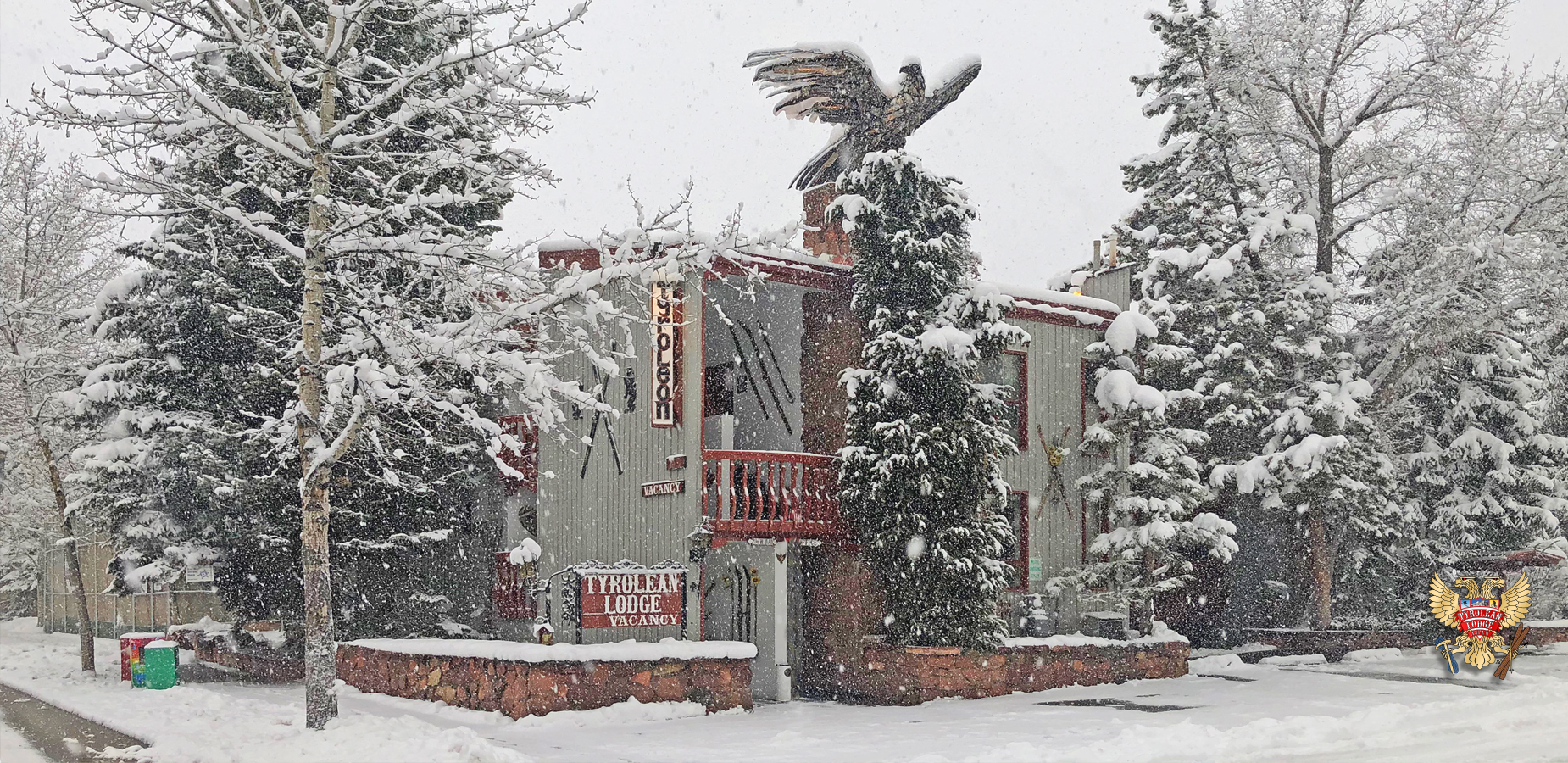 winter-snow-lodge